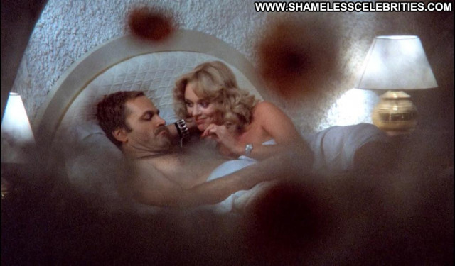 Sybil Danning Il Giorno Del Cobra Beautiful Bed Kissing Babe