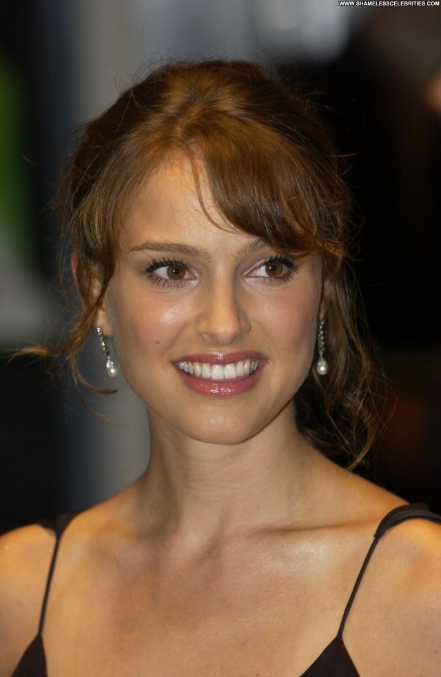 Natalie Portman Garden State High Resolution Babe Posing Hot