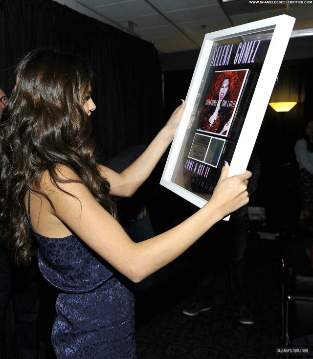 Selena Gomez Celebrity High Resolution Posing Hot Babe Hollywood