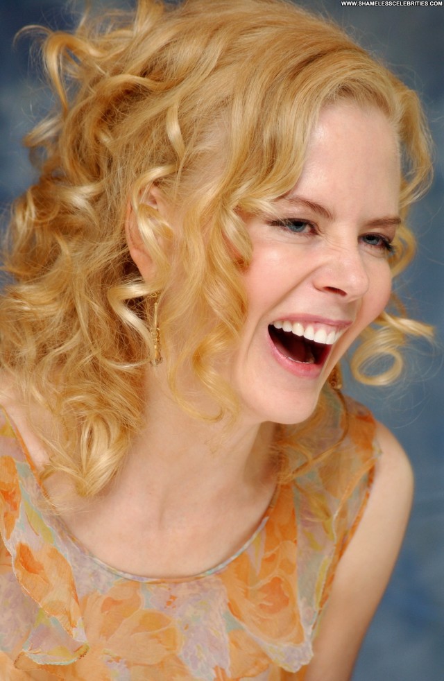 Nicole Kidman High Resolution Beautiful Posing Hot Babe