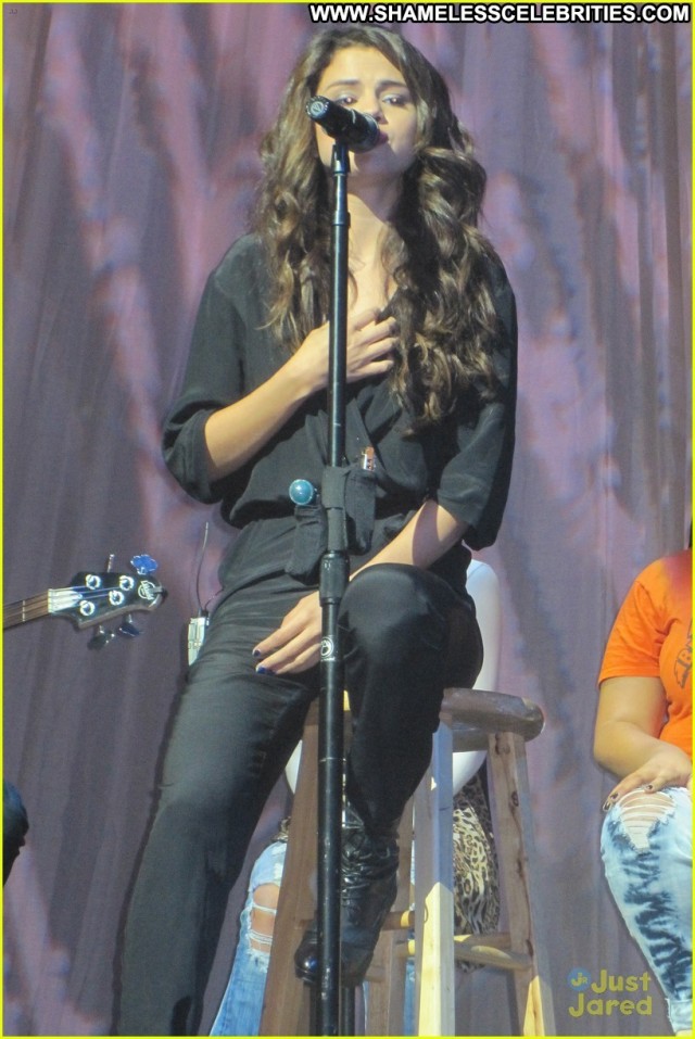 Selena Gomez High Resolution Posing Hot Beautiful Babe Celebrity Sexy