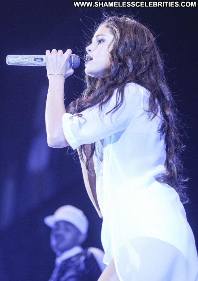 Selena Gomez Performance Beautiful Celebrity High Resolution Babe