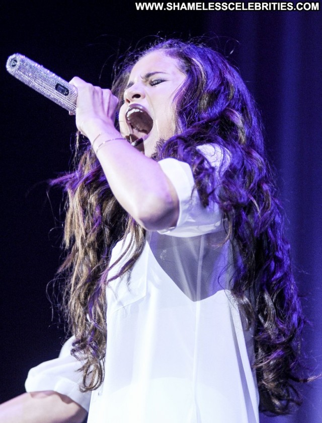 Selena Gomez Performance High Resolution Beautiful Celebrity Posing