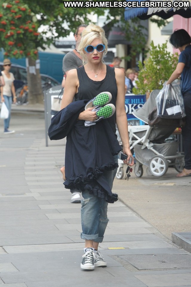 Gwen Stefani London Posing Hot Babe Beautiful High Resolution