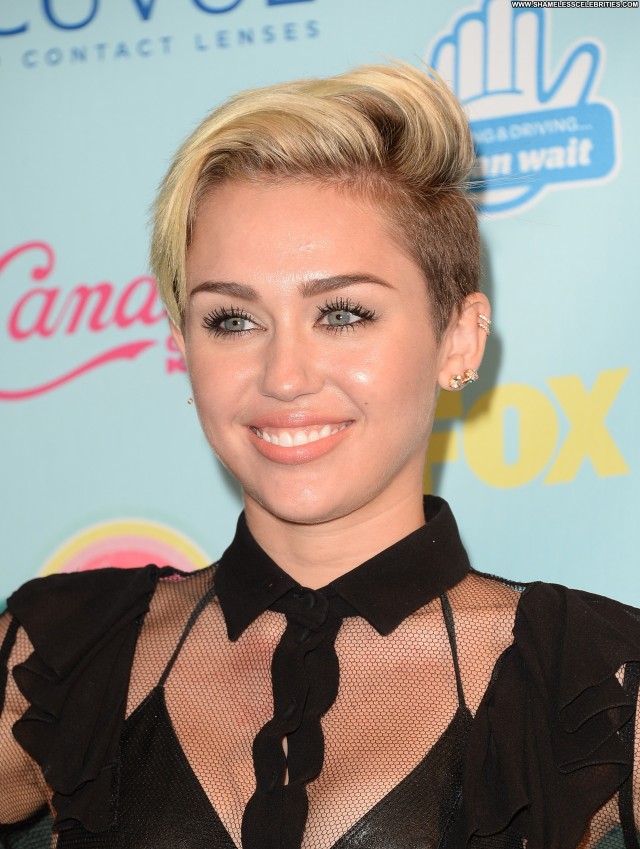 Miley Cyrus Posing Hot High Resolution Babe Beautiful Celebrity Teen Miley Cyrus Posing Hot High Resolution Babe Beautiful Celebrity Teen