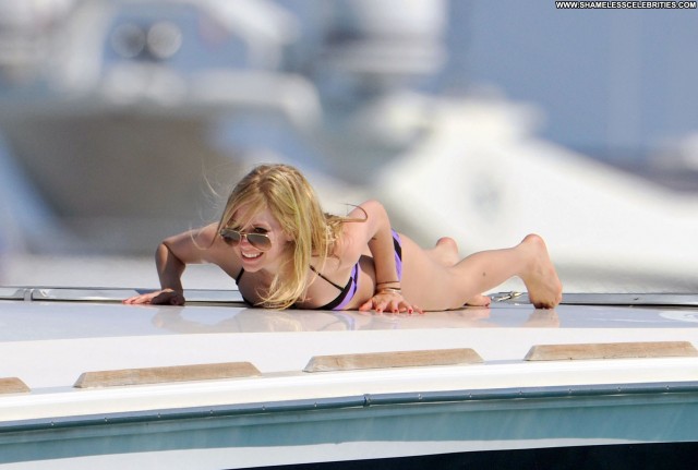 Avril Lavigne Boat Celebrity High Resolution Bikini Posing Hot
