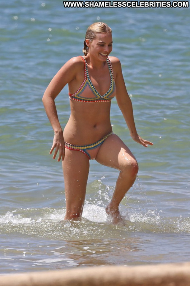 Margot Robbie Celebrity Posing Hot Beautiful Babe Hawaii Topless