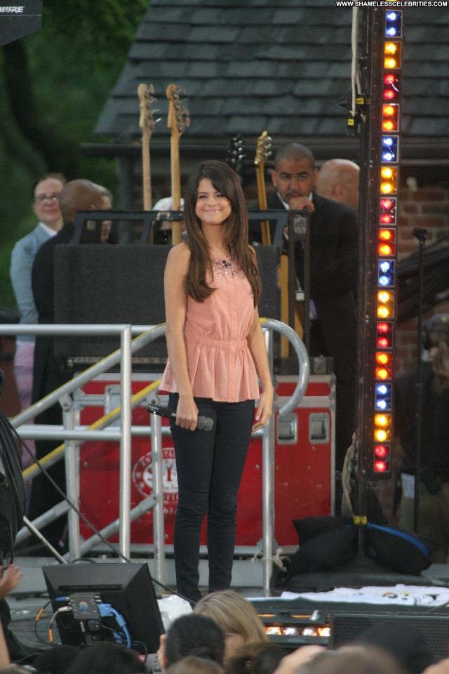 Selena Gomez Good Morning America Babe Celebrity Beautiful Posing Hot