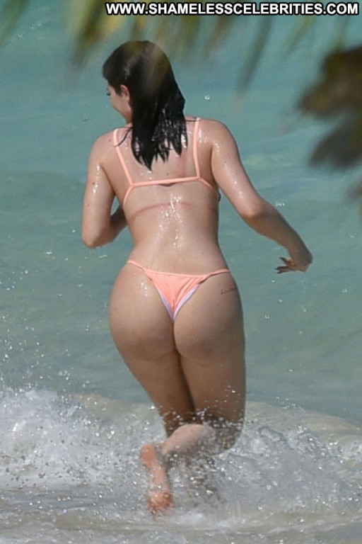 Kylie Jenner Car Big Ass Ass Naughty Actress Bisexual Beach Perfect Black Hair Average Body Nude Green Eyes Celebrity Sexy American Big Butt Straight