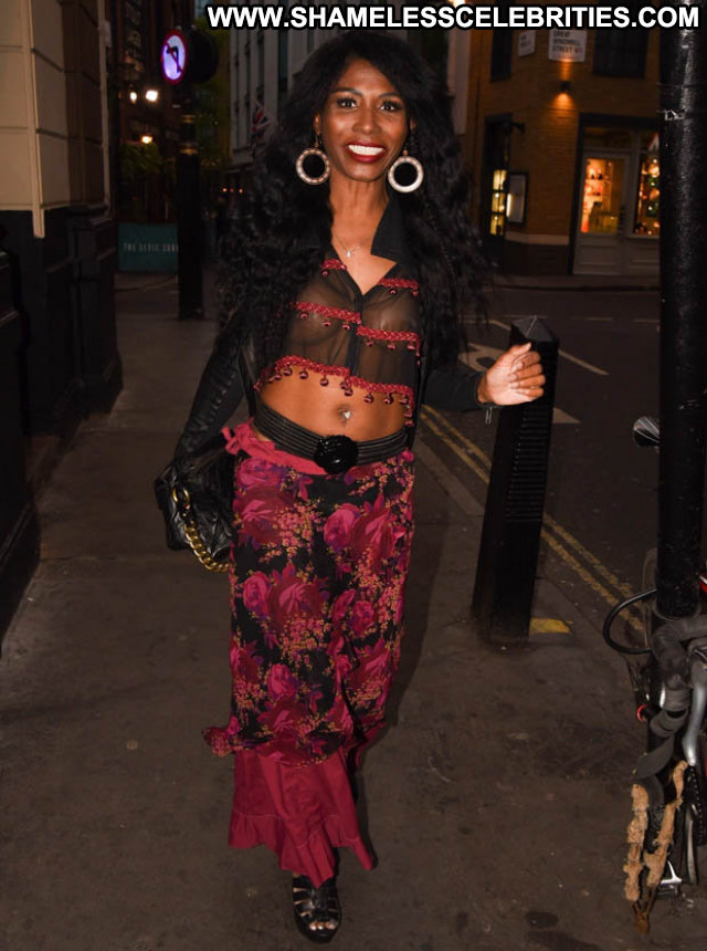 Sinitta No Source American Beautiful Singer Babe Posing Hot Celebrity