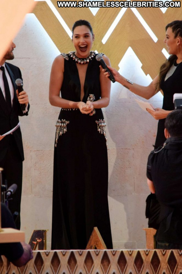 Gal Gadot Wonder Woman Posing Hot Paparazzi Babe Mexico Beautiful