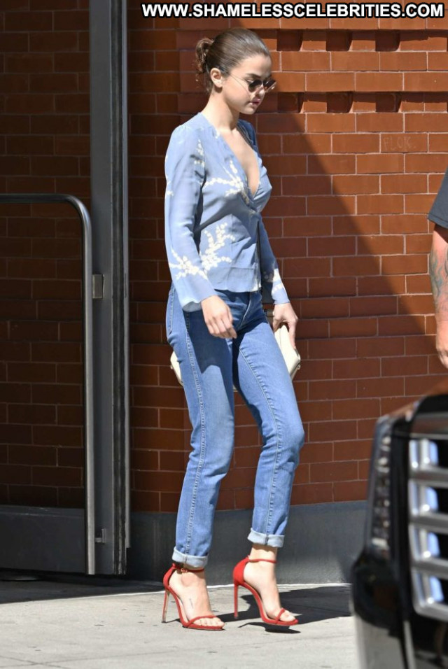 Selena Gomez New York Hot Babe Posing Hot Denim New York Paparazzi