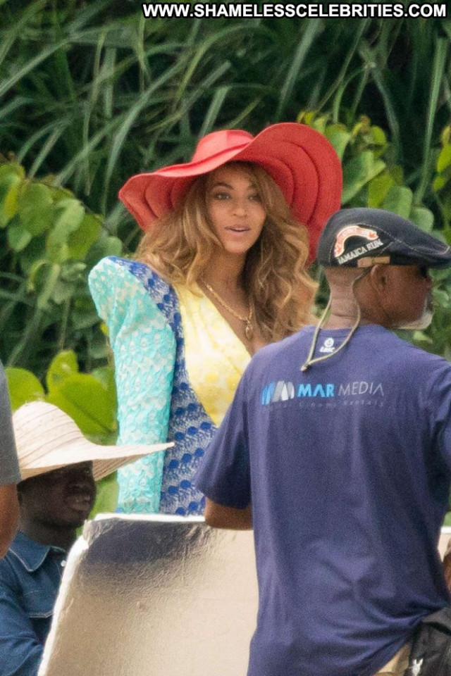 Beyonce The Beach Paparazzi Celebrity Posing Hot Beach Beautiful Babe