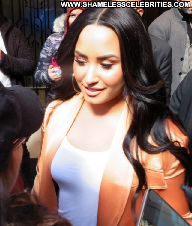 Demi Lovato New York Beautiful Paparazzi Celebrity Posing Hot Babe