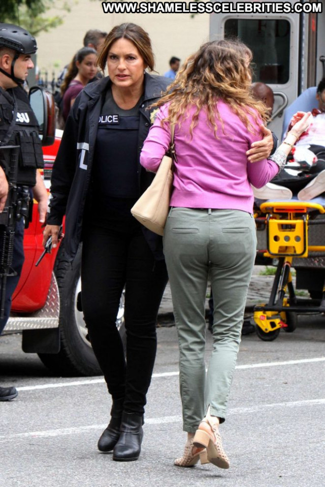 Mariska Hargitay No Source Celebrity Beautiful Paparazzi Posing Hot