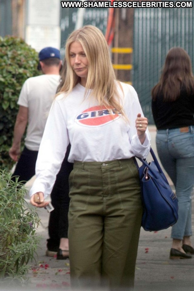 Gwyneth Paltrow No Source Bus Beautiful Babe Posing Hot Paparazzi