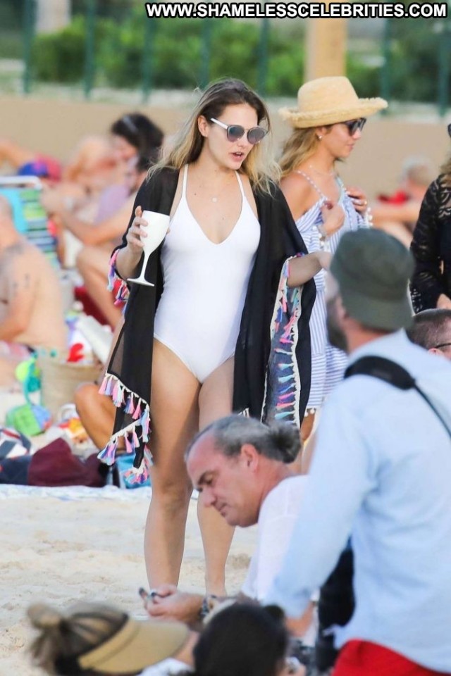 Cassandra Jean No Source  Paparazzi Bar Beach Celebrity Posing Hot