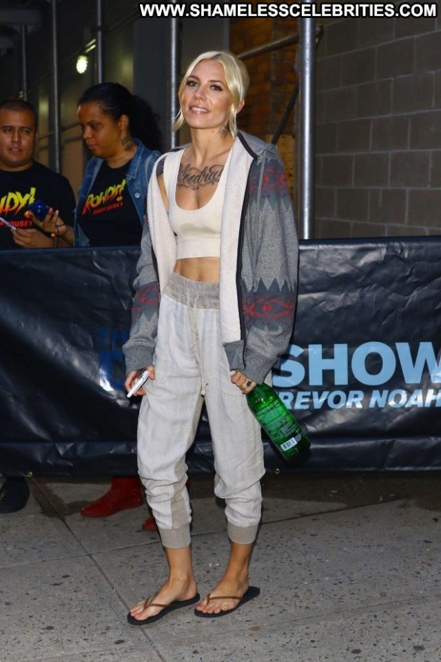 Skylar Grey The Daily Show Babe Posing Hot Beautiful Paparazzi