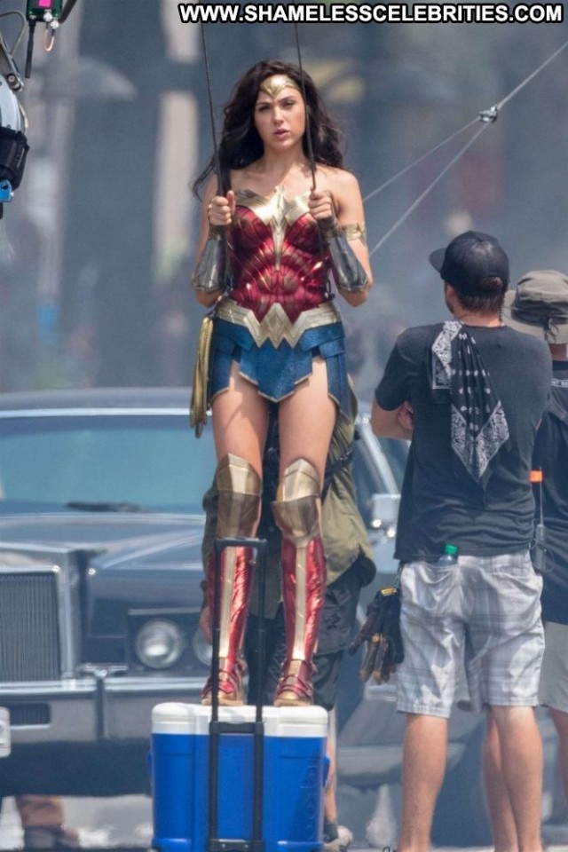 Gal Gadot Wonder Woman Posing Hot Beautiful Celebrity Babe Paparazzi