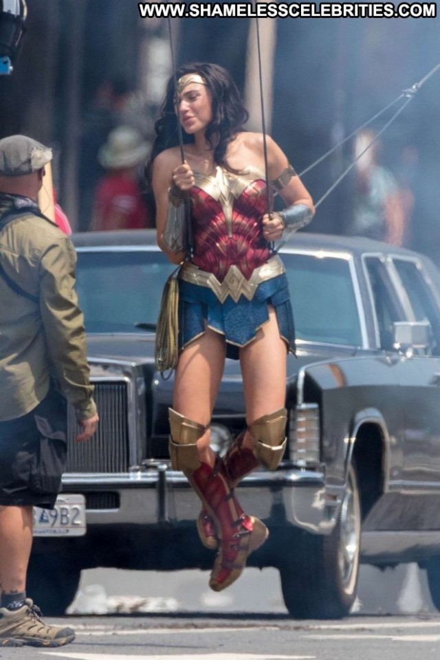 Gal Gadot Wonder Woman Posing Hot Celebrity Beautiful Paparazzi Babe