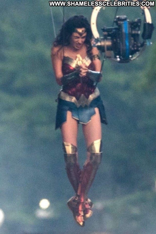 Gal Gadot Wonder Woman  Celebrity Paparazzi Beautiful Posing Hot Babe