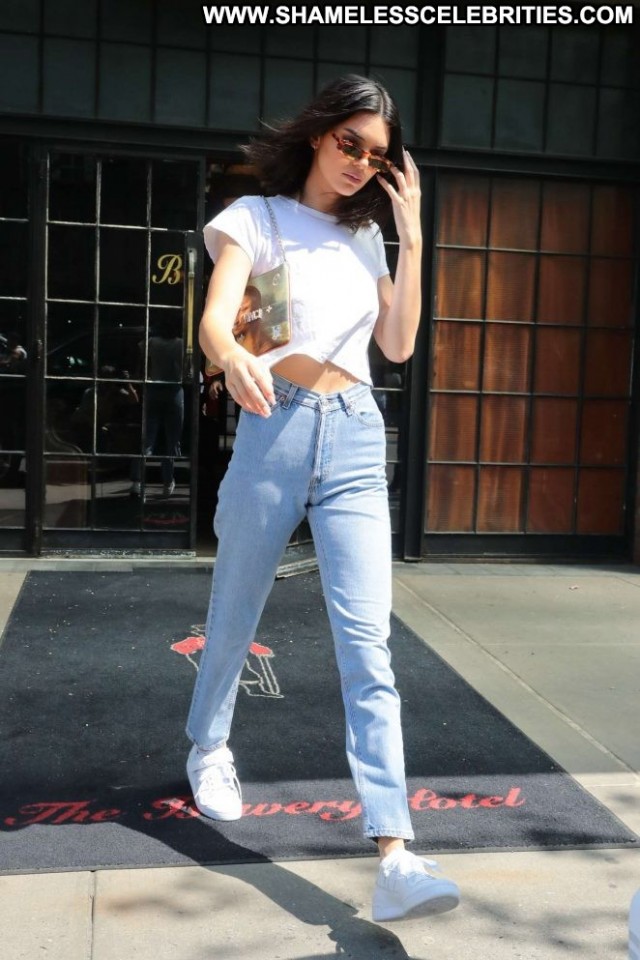 Kendall Jenner No Source Jeans Hot Shirt Hotel Babe Paparazzi