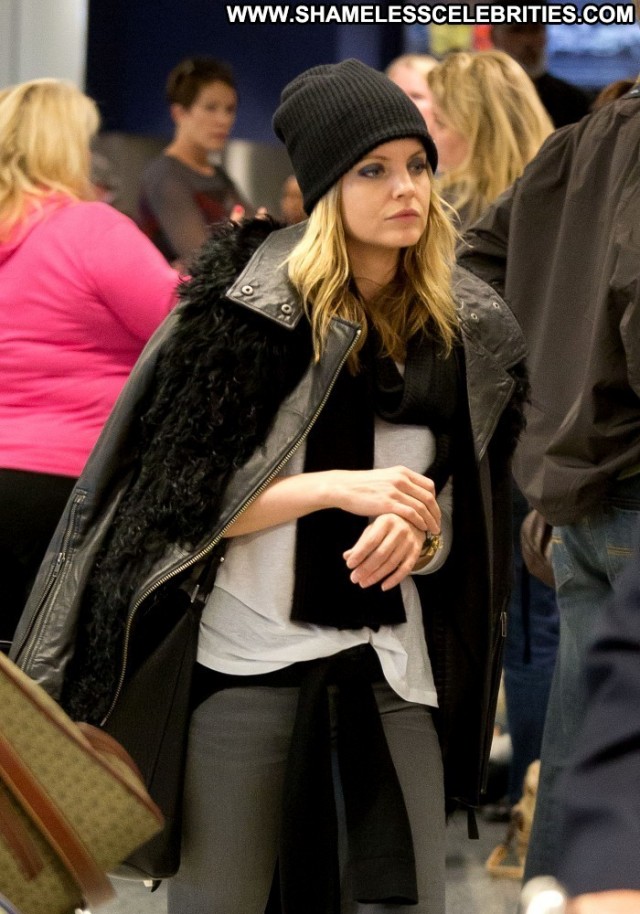 Mena Suvari No Source  Posing Hot Beautiful High Resolution Celebrity