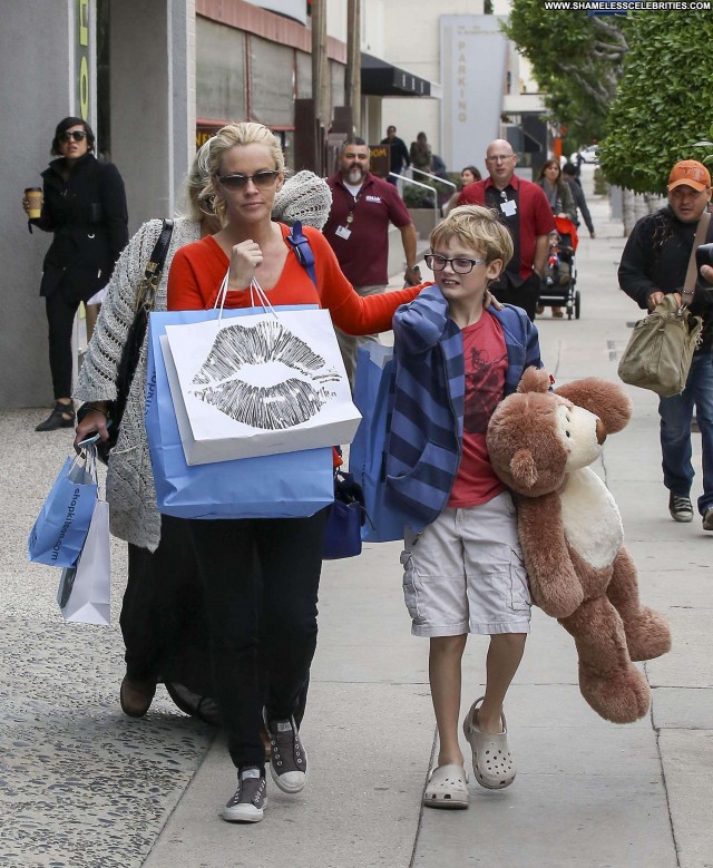 Jenny Mccarthy Shopping  High Resolution Shopping Beautiful Posing