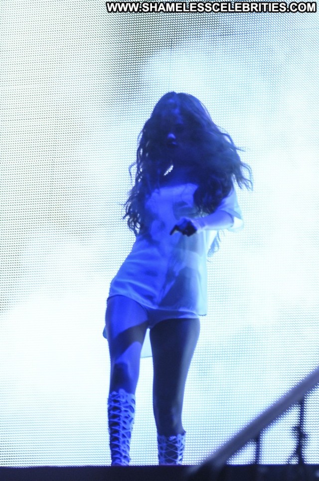 Selena Gomez Performance Candids High Resolution Posing Hot Celebrity