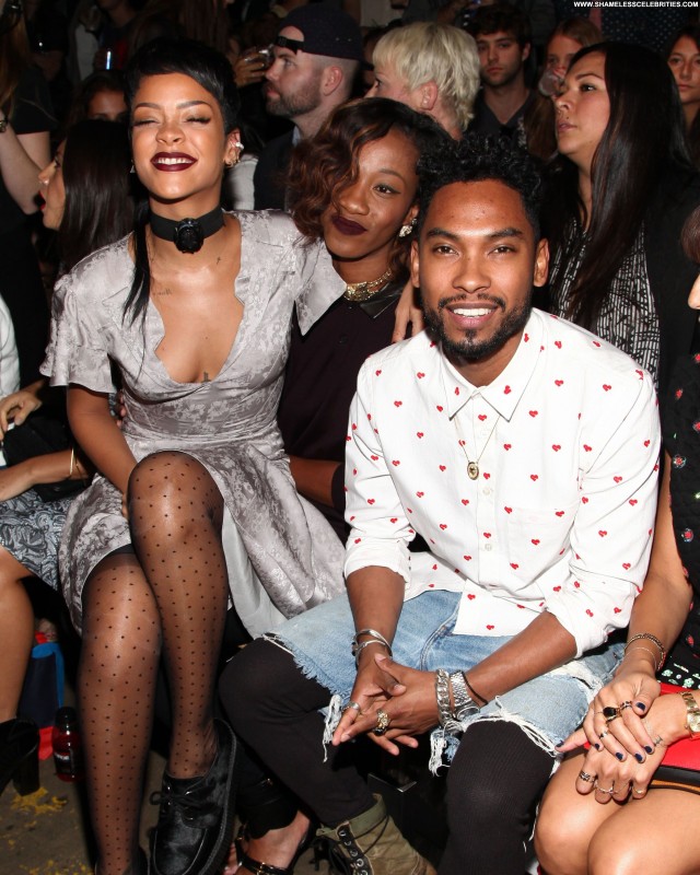 Rihanna Fashion Show Babe High Resolution New York Celebrity Posing