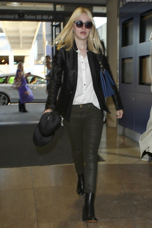 Dakota Fanning Lax Airport Posing Hot Celebrity Babe High Resolution