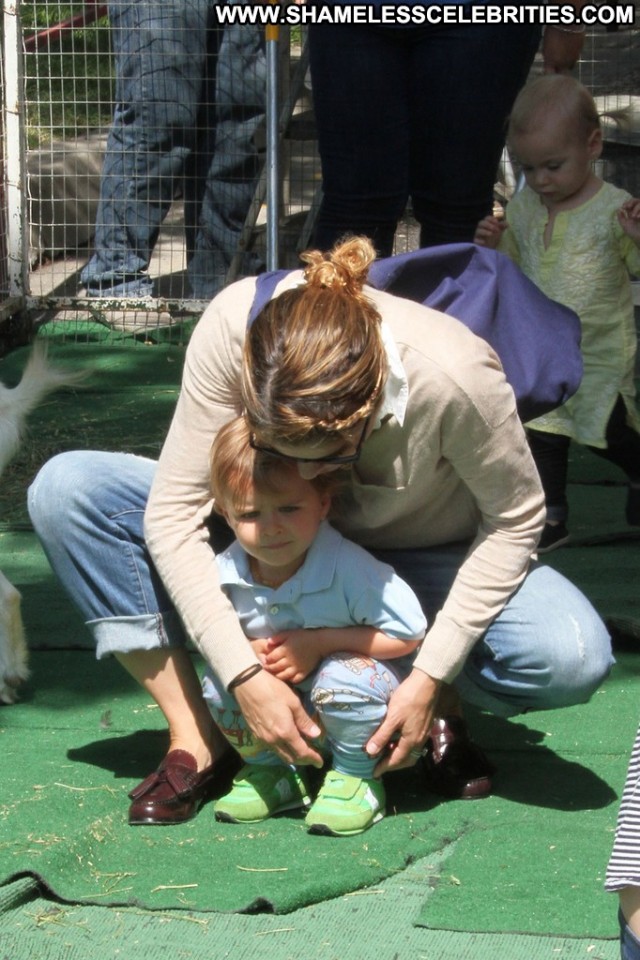 Selma Blair Farmers Market In La Beautiful High Resolution Babe