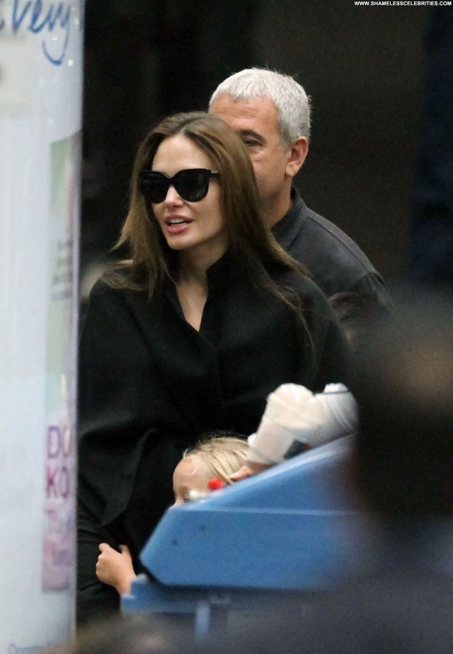 Angelina Jolie No Source Posing Hot Train High Resolution Celebrity
