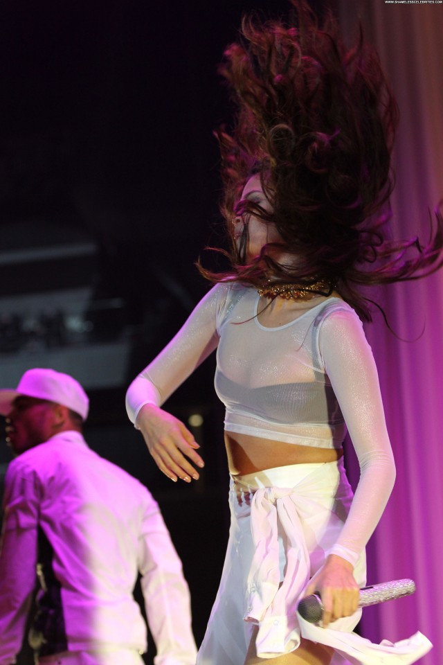Selena Gomez Performance Posing Hot Beautiful High Resolution