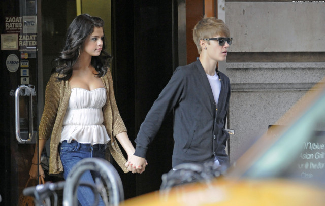 Selena Gomez New York Posing Hot Celebrity Thai New York Restaurant