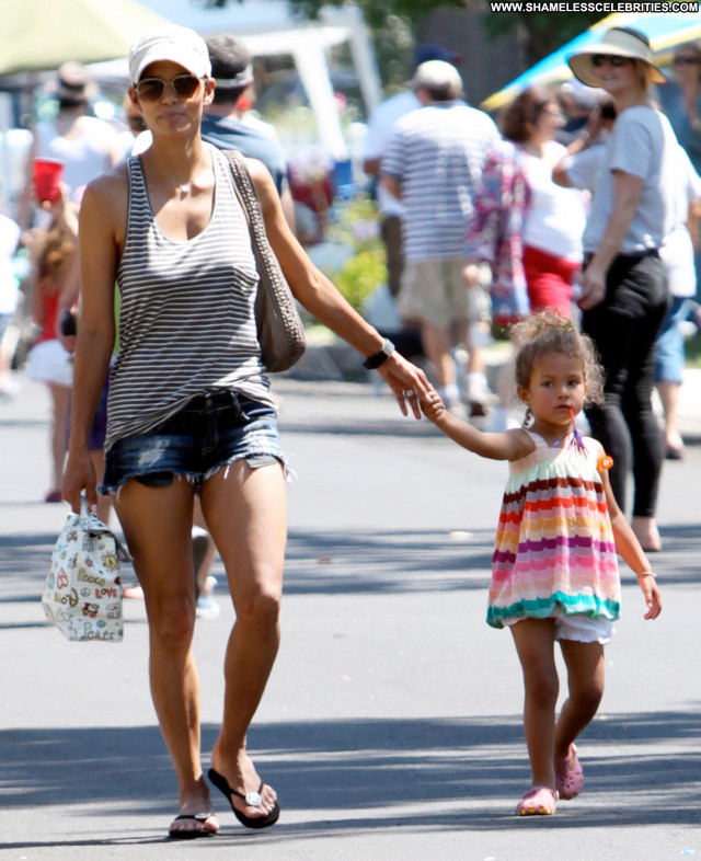 Halle Berry No Source Babe Beautiful High Resolution Daughter Posing