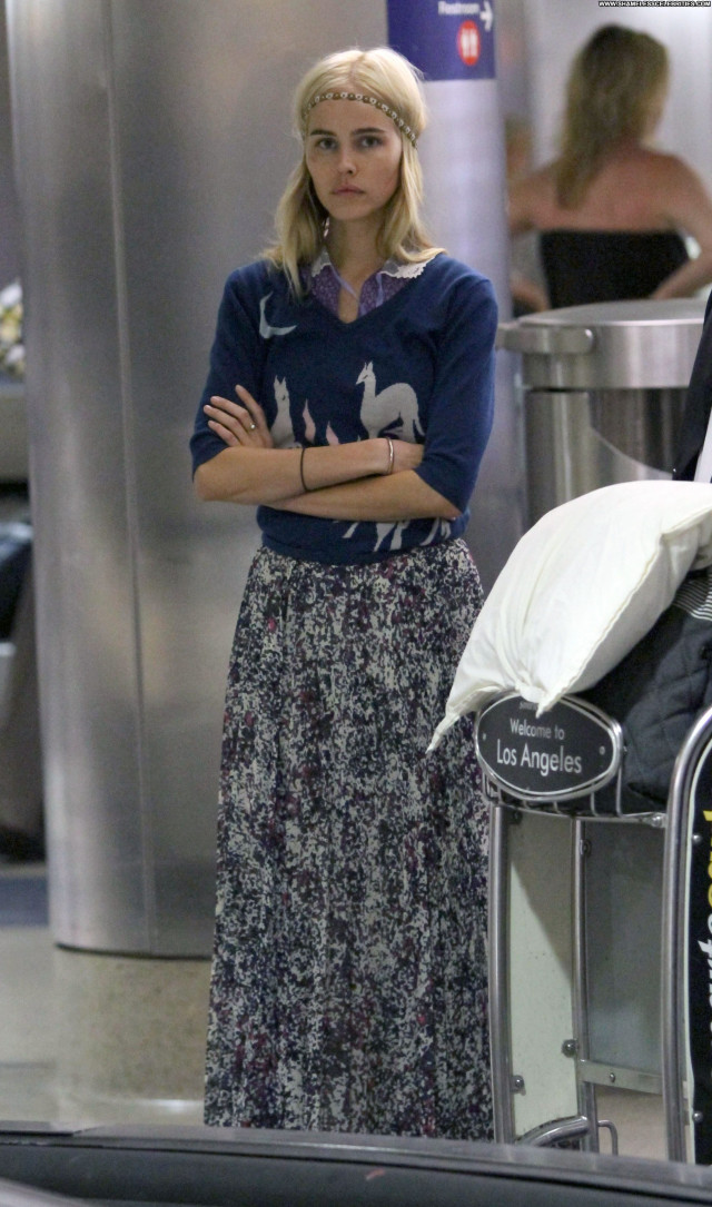 Isabel Lucas Lax Airport Los Angeles Beautiful Posing Hot Celebrity