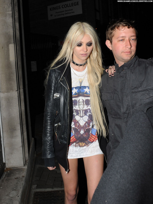 Taylor Momsen No Source Club Beautiful High Resolution Babe Posing