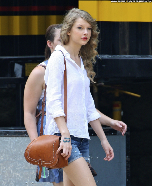 Taylor Swift Manhattan Beautiful Posing Hot Celebrity High Resolution
