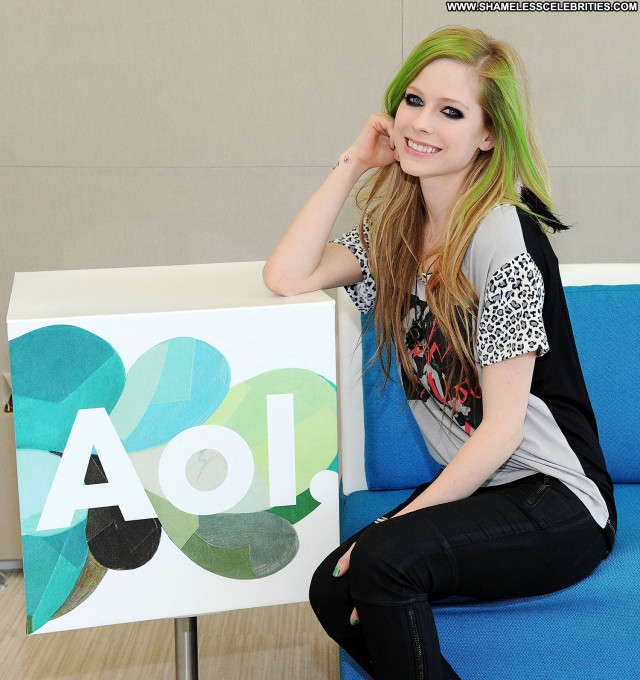Avril Lavigne No Source Celebrity High Resolution Beautiful Posing