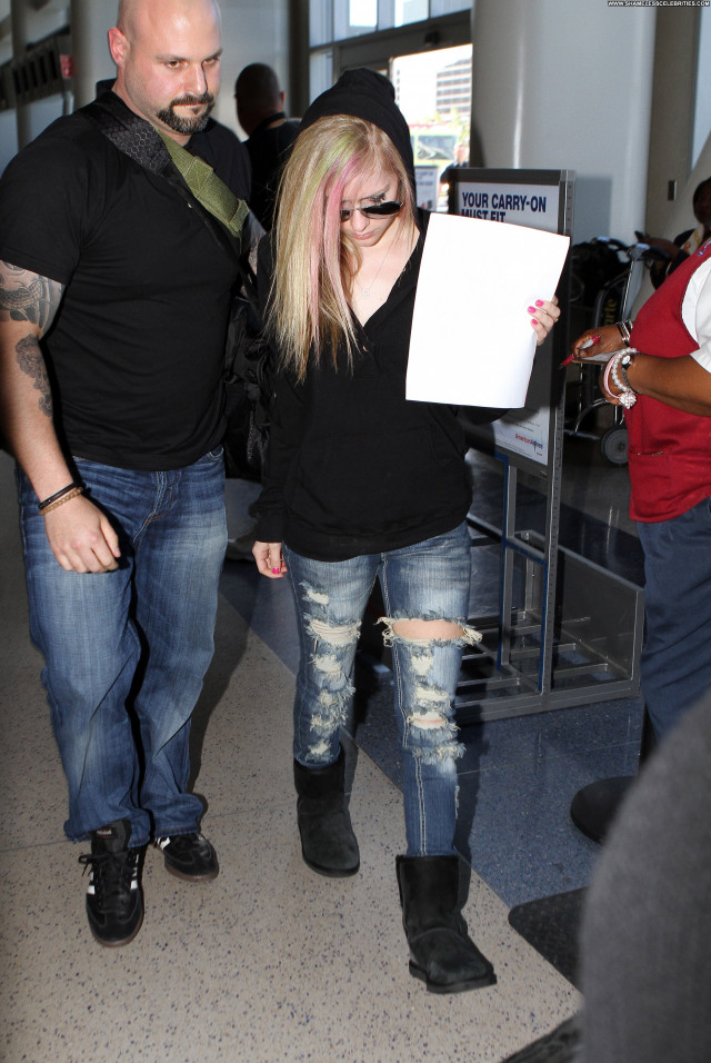 Avril Lavigne No Source Posing Hot Celebrity Babe High Resolution