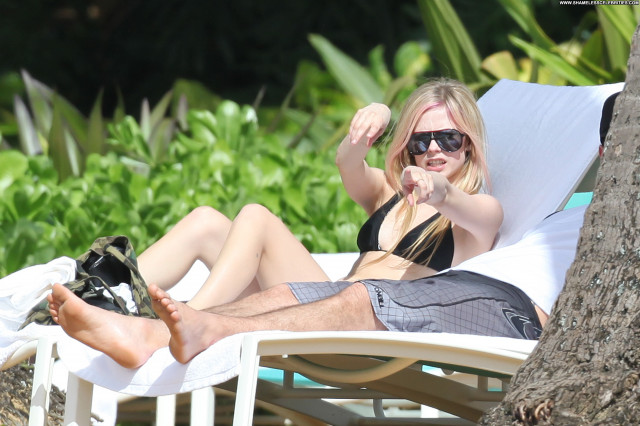 Avril Lavigne The Beach Babe Hawaii Celebrity Posing Hot High