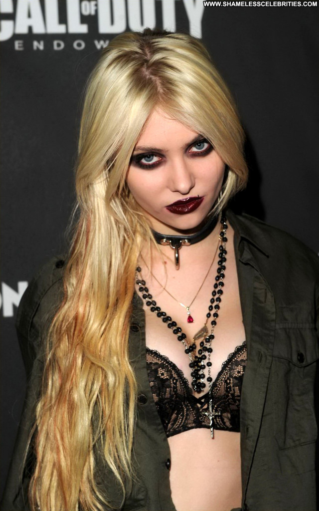 Taylor Momsen Celebrity Celebrity Posing Hot Concert Sports Party