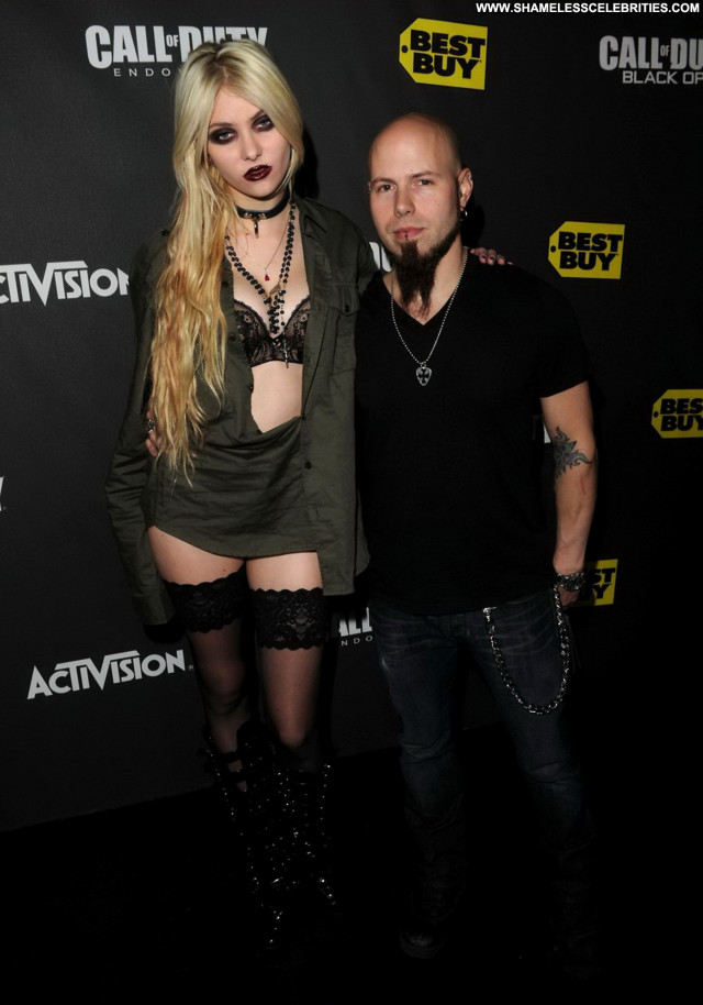 Taylor Momsen Celebrity  Concert Babe Beautiful High Resolution