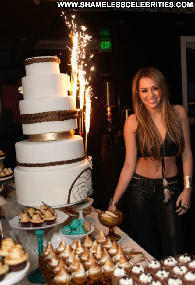Miley Cyrus Th Birthday Babe Celebrity Happy Posing Hot Birthday