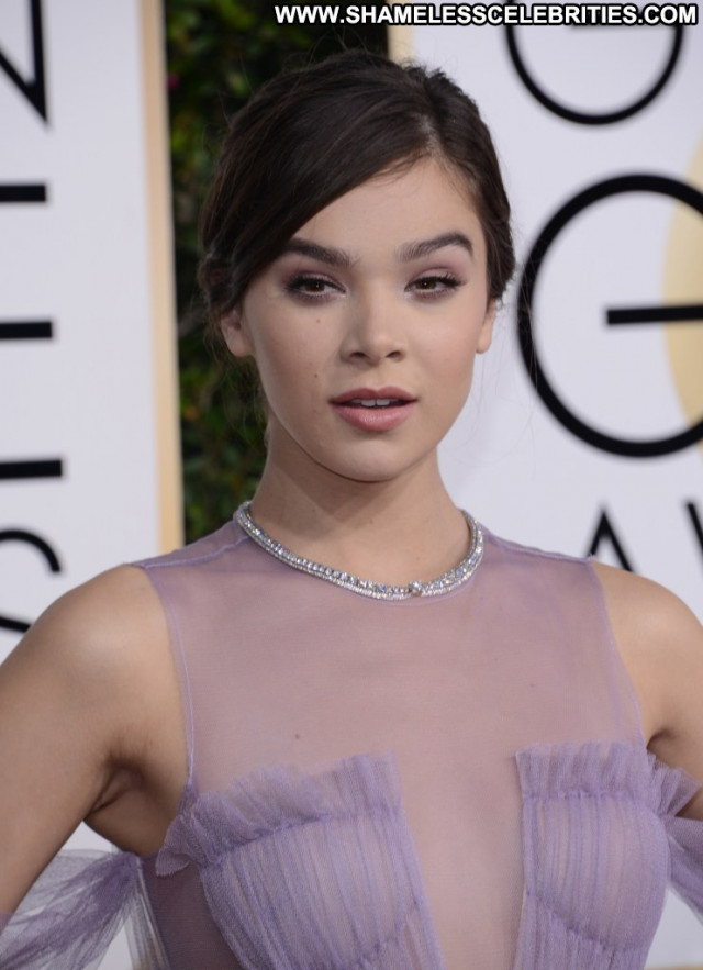 Hailee Steinfeld Golden Globe Awards Usa Babe Red Carpet Posing Hot